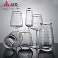 Diseño de rayas horizontales claras copa de vino de vidrio
